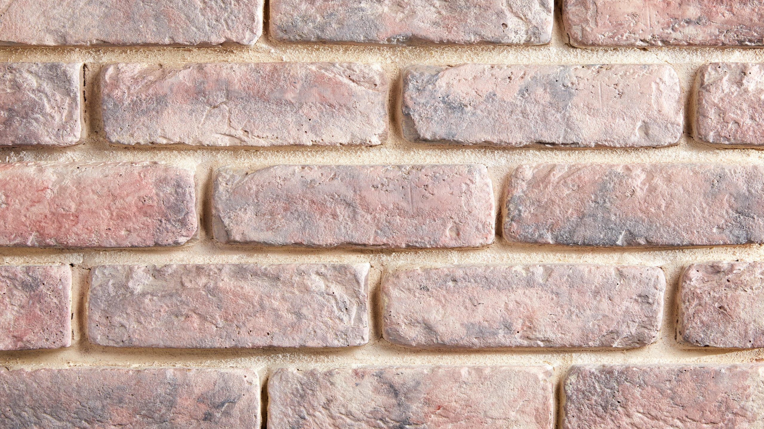 10. בריק כורכרי בגוון זהוב עם חריצים טבעיים לקיר סלון מעוצב