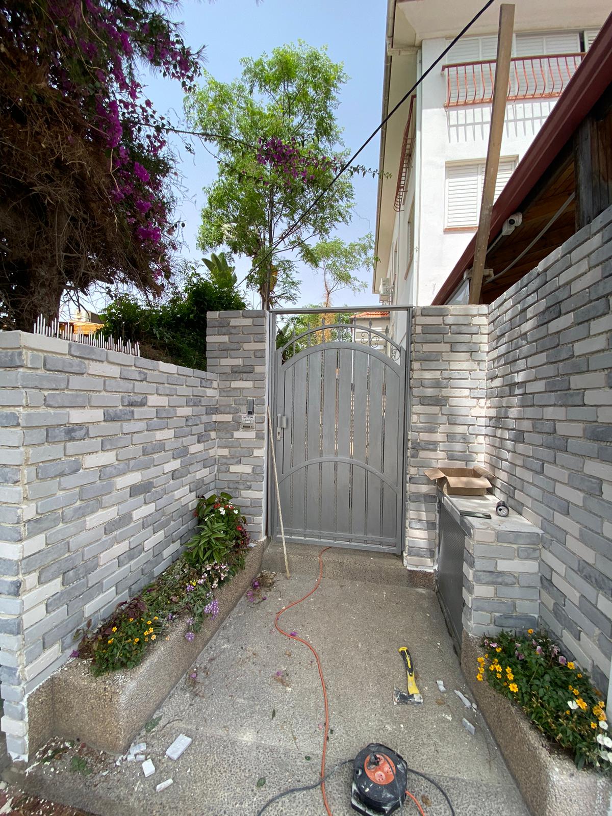 בריקים לחוץ