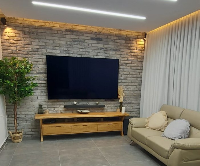 בריקים לקיר טלוויזיה